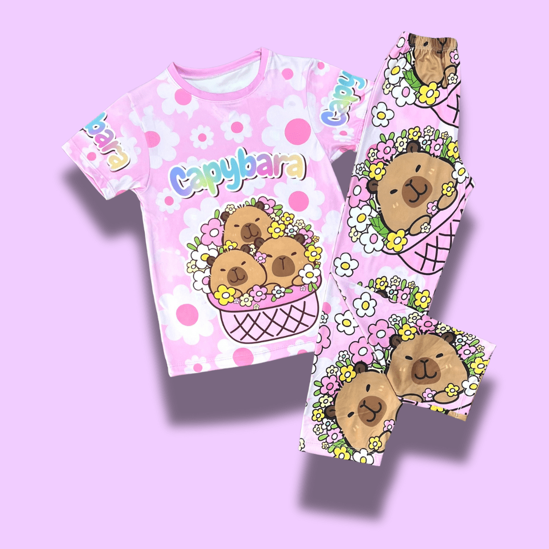 Pijama Capibaras en flores – Ternura en canasta
